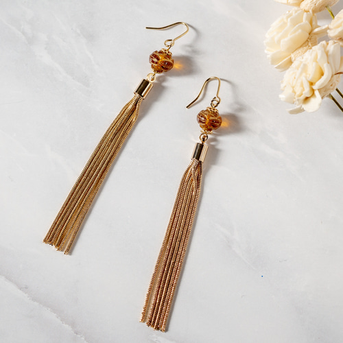 チェーンタッセルとチェコビーズのロングピアス／イヤリング ピアス