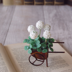 ◆粘土のお花◆ 小さなシロツメクサ　アンティーク　ブリキ車輪…S768 1枚目の画像