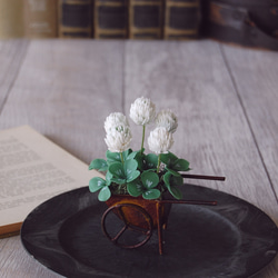 ◆粘土のお花◆ 小さなシロツメクサ　アンティーク　ブリキ車輪…S768 4枚目の画像