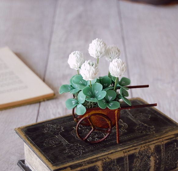 ◆粘土のお花◆ 小さなシロツメクサ　アンティーク　ブリキ車輪…S768 7枚目の画像