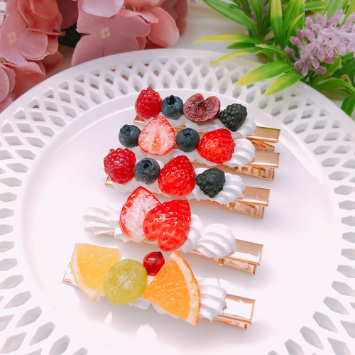 3・ハンドメイド⭐ヘアクリップ　いちご 3・ハンドメイド⭐ヘアクリップ いちご ハンドメイド】いちごとハート