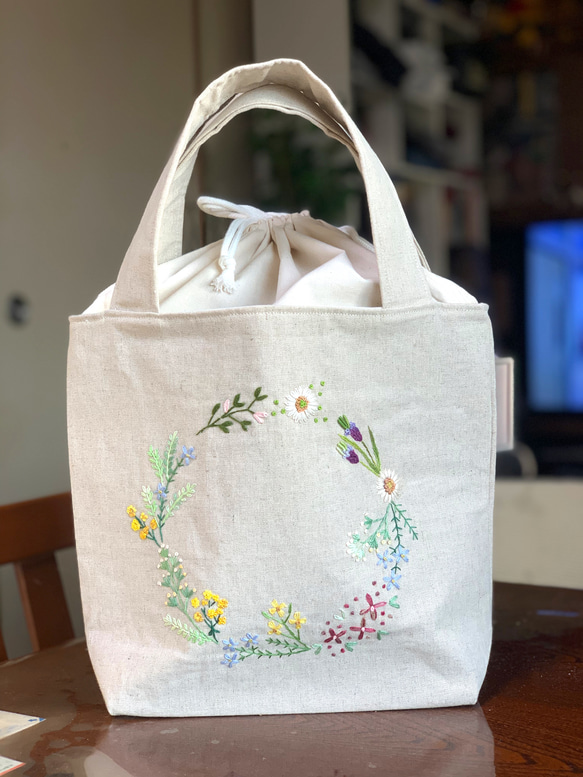 野の花刺繍の春の花咲く巾着バック 2枚目の画像