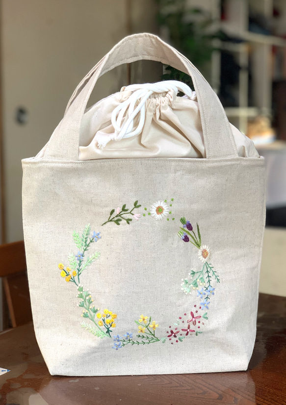 野の花刺繍の春の花咲く巾着バック 1枚目の画像