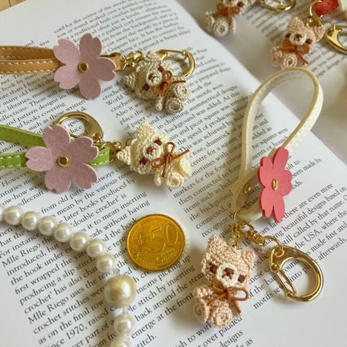 レザーテープキーホルダー×レース糸あみぐるみ✳︎桜 ねこ