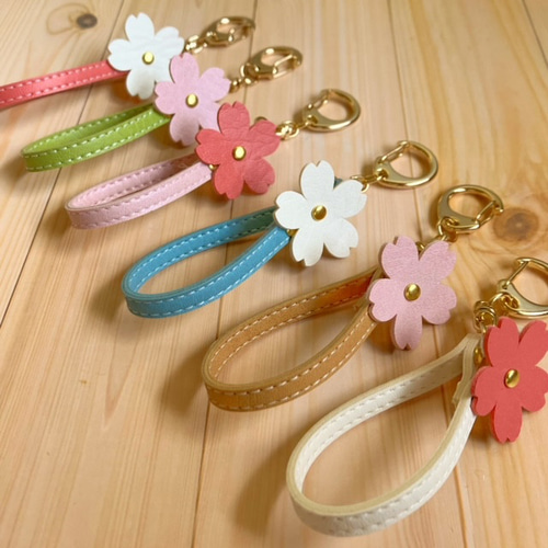 ._.13　miumiu キーホルダー　チャーム　フラワー　リーフ _.13 miumiu キーホルダー チャーム フラワー リーフ Amazon.co