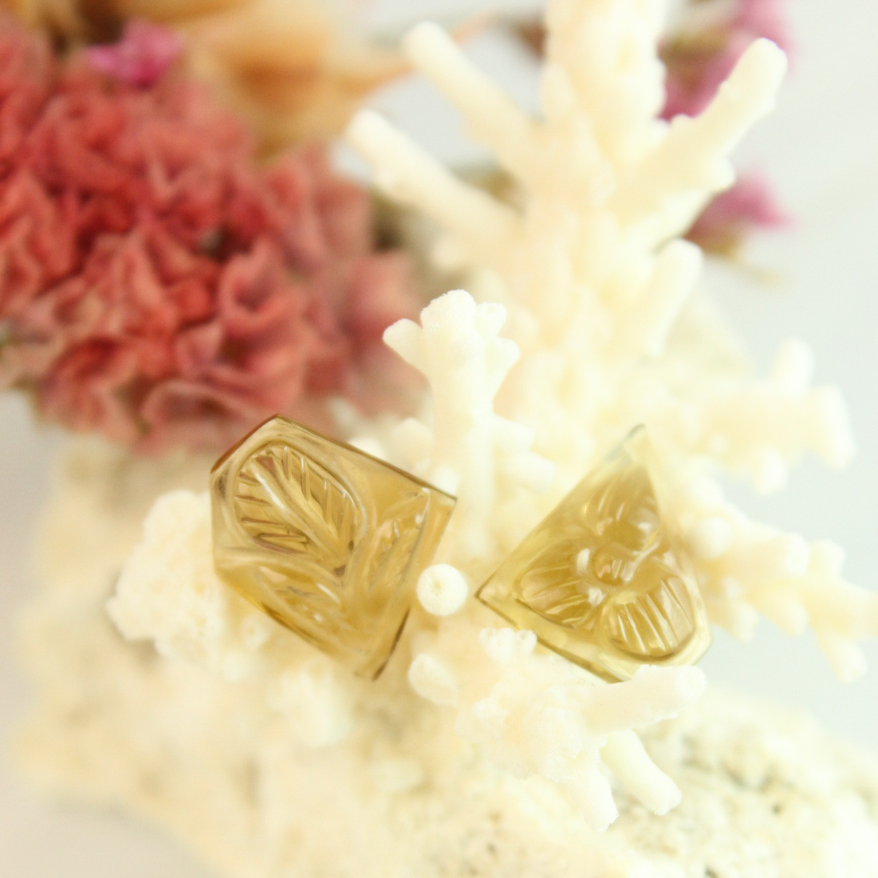 ライトスモーキークォーツ　ハンドカービング　スタッドピアス