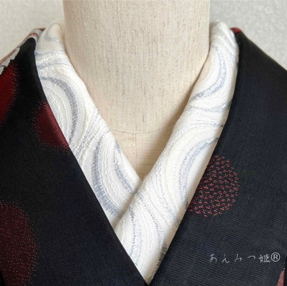 綿の刺繍半衿 流水形（白銀） 1枚目の画像