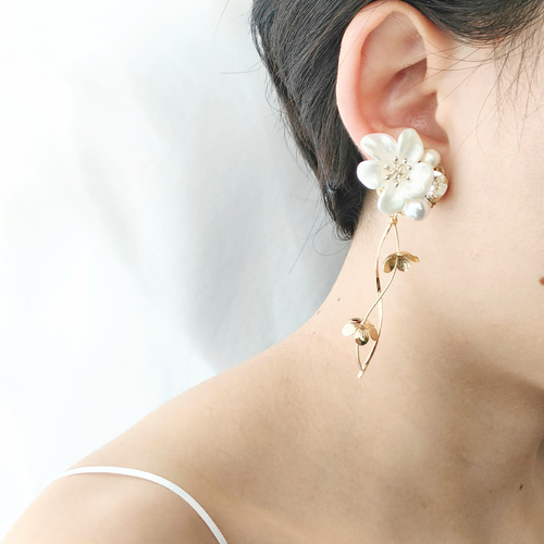 麗しい艶 ホワイトパールフラワー 痛くないイヤリング チタンピアス