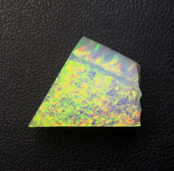 《人工オパール》(ネオンオパール) 原石 ホワイト/オレンジ斑 7.3g (樹脂含侵) 1枚目の画像