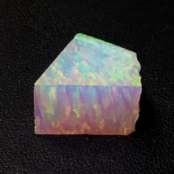 《人工オパール》(ネオンオパール) 原石 ホワイト/オレンジ斑 7.3g (樹脂含侵) 2枚目の画像