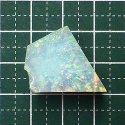 《人工オパール》(ネオンオパール) 原石 ホワイト/オレンジ斑 7.3g (樹脂含侵) 4枚目の画像