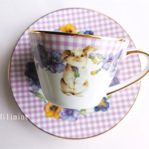 咲き誇るパンジーともふもふうさぎのカップ＆ソーサー ギンガム  