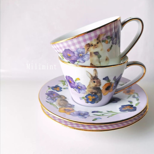 咲き誇るパンジーともふもふうさぎのカップ＆ソーサー ギンガム