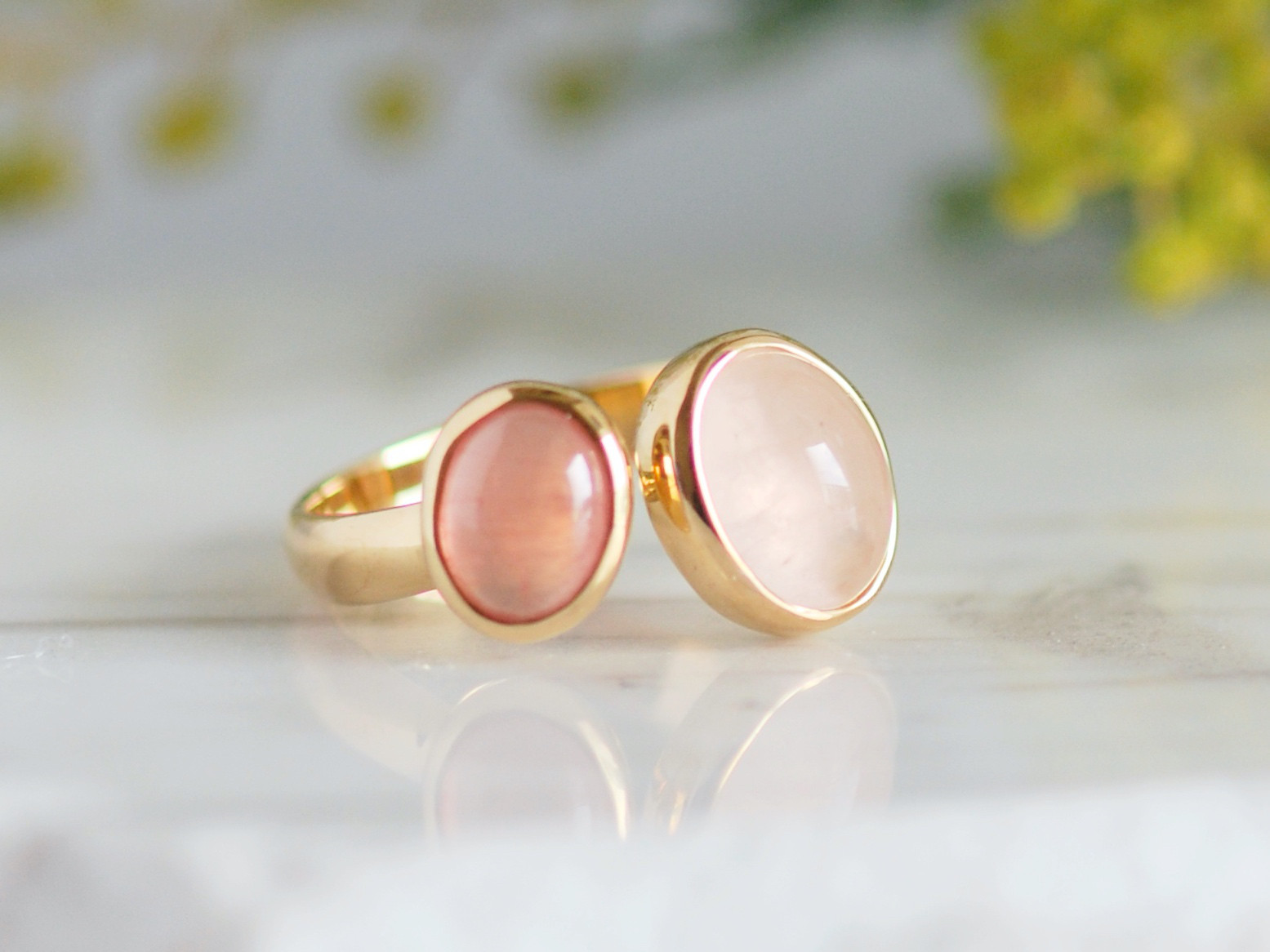 艶々ボリュームリング「インカローズ」と「ムーンストーン」のマクラメ編みリング 艶々ボリュームリング「インカローズ」と「ムーンストーン」のマクラメ編みリング