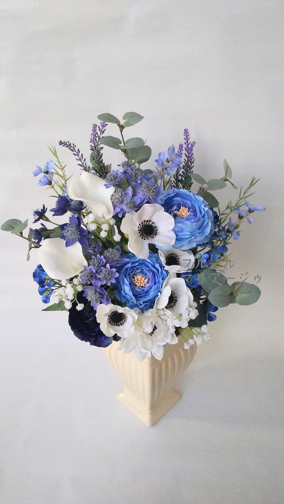 ブートニア付き  青いお花がいっぱいの明るいアネモネブーケ      ウェディングブーケ  クラッチブーケ 4枚目の画像