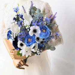 ブートニア付き  青いお花がいっぱいの明るいアネモネブーケ      ウェディングブーケ  クラッチブーケ 1枚目の画像
