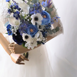 ブートニア付き  青いお花がいっぱいの明るいアネモネブーケ      ウェディングブーケ  クラッチブーケ 3枚目の画像