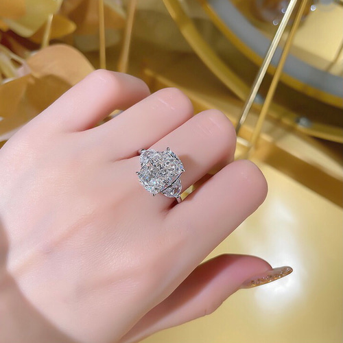 高級感 キラキラデザインリング　豪華指輪 ダイヤモンド