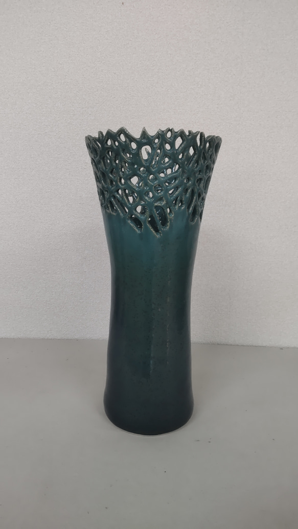 多色透かし彫り陶器花瓶 苦しかっ