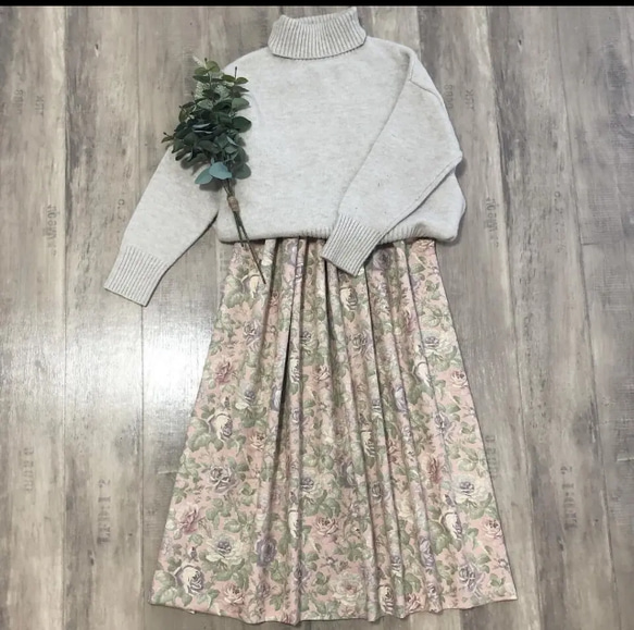 YUWA ピンクベージュ やさしく 上品な お花 の ギャザースカート 2枚目の画像