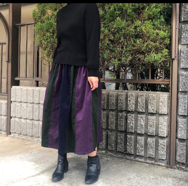 大人の女性のためのシックなカラー の お洒落な コーデュロイ パッチスカート