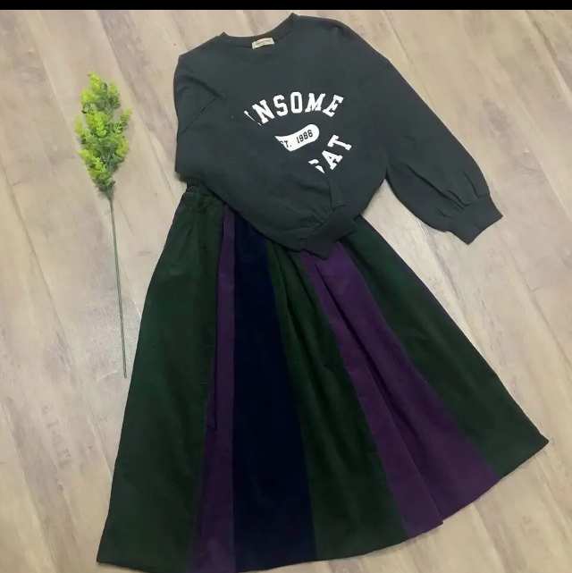 大人の女性のためのシックなカラー の お洒落な コーデュロイ パッチスカート