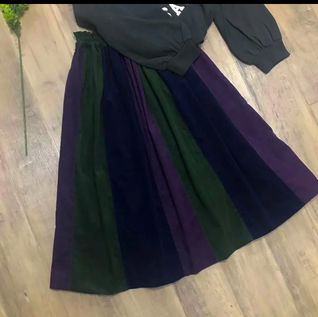 大人の女性のためのシックなカラー の お洒落な コーデュロイ パッチスカート