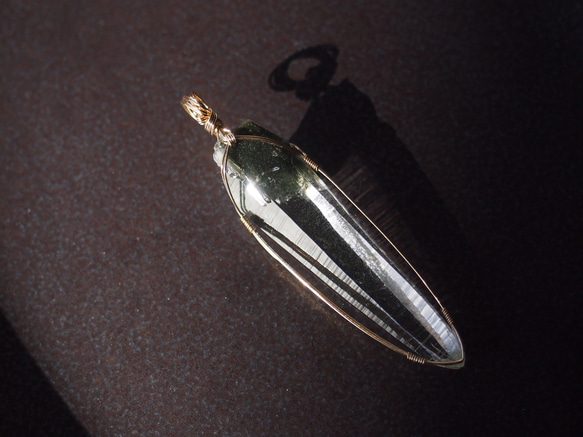 ガネーシュヒマール産緑泥石インクルージョンのヒマラヤ水晶の女神巻き®ペンダントトップ 10枚目の画像