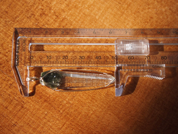 ガネーシュヒマール産緑泥石インクルージョンのヒマラヤ水晶の女神巻き®ペンダントトップ 19枚目の画像