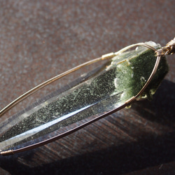 ガネーシュヒマール産緑泥石インクルージョンのヒマラヤ水晶の女神巻き®ペンダントトップ 16枚目の画像