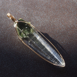 ガネーシュヒマール産緑泥石インクルージョンのヒマラヤ水晶の女神巻き®ペンダントトップ 2枚目の画像