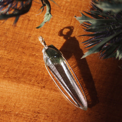 ガネーシュヒマール産緑泥石インクルージョンのヒマラヤ水晶の女神巻き®ペンダントトップ 15枚目の画像