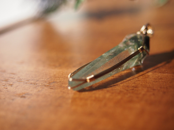 ガネーシュヒマール産緑泥石インクルージョンのヒマラヤ水晶の女神巻き®ペンダントトップ 12枚目の画像