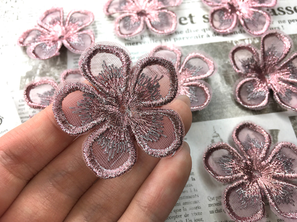 【2個】刺繍ワッペンお花 1枚目の画像