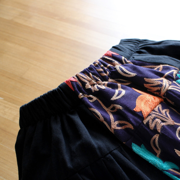 有兩種長度可選。引人注目的「立體」和「花卉刺繡」。可換肩長裙。有襯裡。印度刺繡。藏青色。 第10張的照片