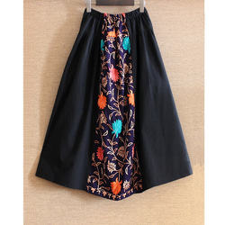 有兩種長度可選。引人注目的「立體」和「花卉刺繡」。可換肩長裙。有襯裡。印度刺繡。藏青色。 第8張的照片