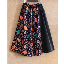 有兩種長度可選。引人注目的「立體」和「花卉刺繡」。可換肩長裙。有襯裡。印度刺繡。藏青色。 第9張的照片