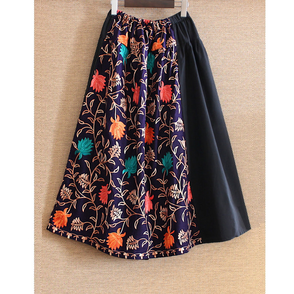 有兩種長度可選。引人注目的「立體」和「花卉刺繡」。可換肩長裙。有襯裡。印度刺繡。藏青色。 第9張的照片