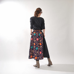 有兩種長度可選。引人注目的「立體」和「花卉刺繡」。可換肩長裙。有襯裡。印度刺繡。藏青色。 第7張的照片