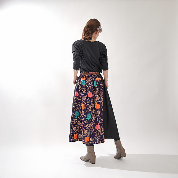 有兩種長度可選。引人注目的「立體」和「花卉刺繡」。可換肩長裙。有襯裡。印度刺繡。藏青色。 第7張的照片