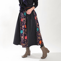 有兩種長度可選。引人注目的「立體」和「花卉刺繡」。可換肩長裙。有襯裡。印度刺繡。藏青色。 第3張的照片