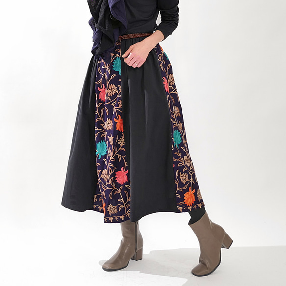 有兩種長度可選。引人注目的「立體」和「花卉刺繡」。可換肩長裙。有襯裡。印度刺繡。藏青色。 第3張的照片