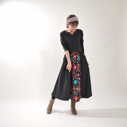 有兩種長度可選。引人注目的「立體」和「花卉刺繡」。可換肩長裙。有襯裡。印度刺繡。藏青色。 第6張的照片