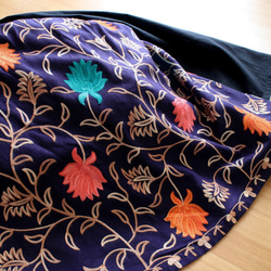 有兩種長度可選。引人注目的「立體」和「花卉刺繡」。可換肩長裙。有襯裡。印度刺繡。藏青色。 第11張的照片