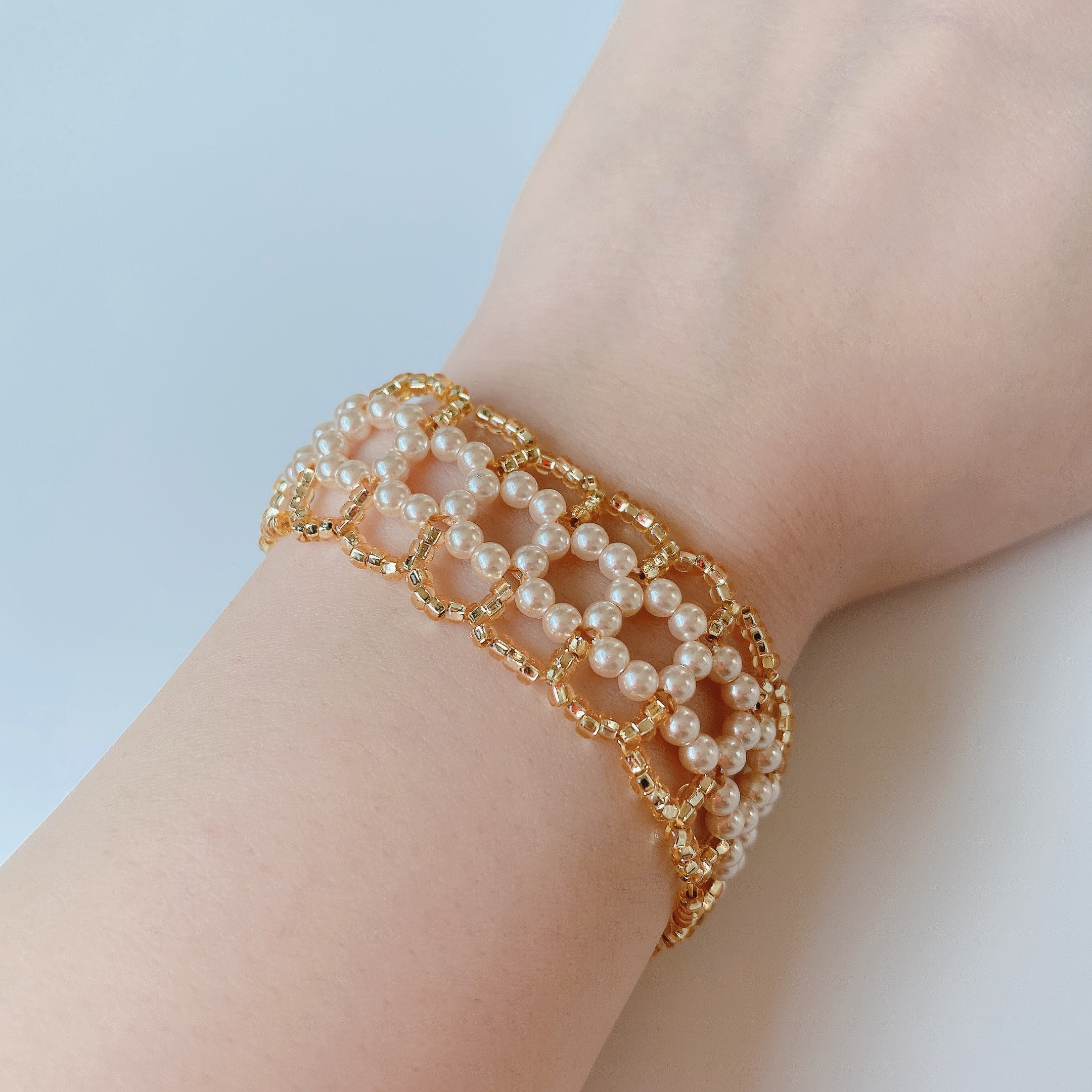 【ビーズブレスレット】※受注製作※ 柔らかなクリームパールとゴールドのブレスレット