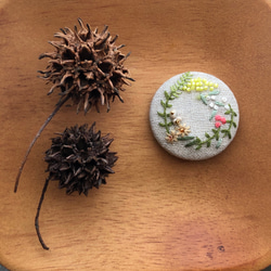刺繍》ミモザと小花のリース　　ブローチ／ヘアゴム 1枚目の画像