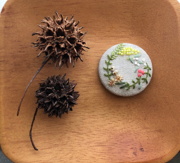 刺繍》ミモザと小花のリース　　ブローチ／ヘアゴム 1枚目の画像