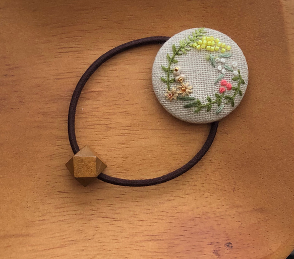 刺繍》ミモザと小花のリース　　ブローチ／ヘアゴム 2枚目の画像