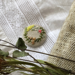 刺繍》ミモザと小花のリース　　ブローチ／ヘアゴム 3枚目の画像