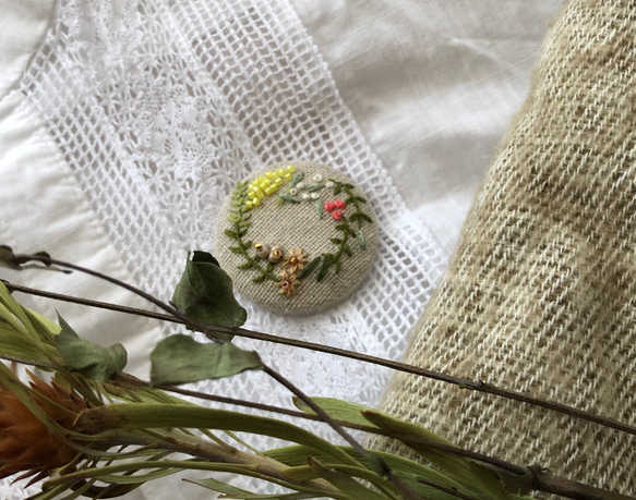 刺繍》ミモザと小花のリース　　ブローチ／ヘアゴム 3枚目の画像